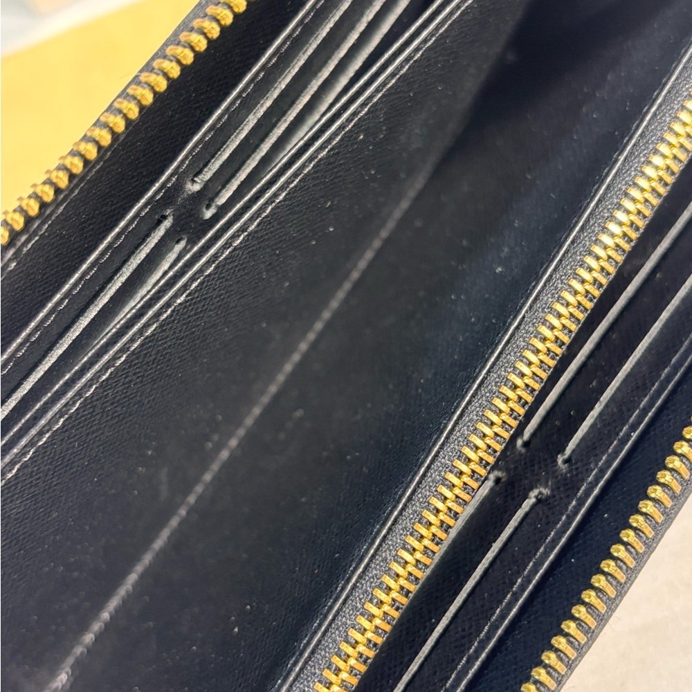 Absolutely Stunning Louis Vuitton Zippy Wallet Epi Noir - Picture 12 of 15